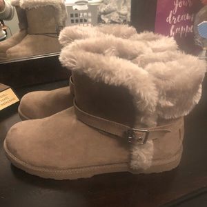 Short fuzzy boots